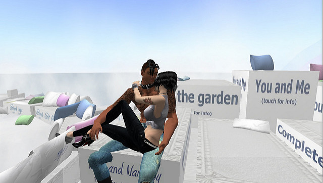 An edgy couple kiss and cuddle in Second Life.