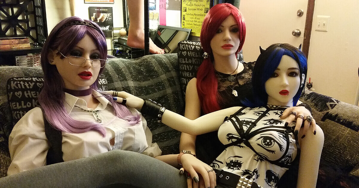 Davecat's love dolls are Shi-Chan, Lenka, and Miss Snow. 