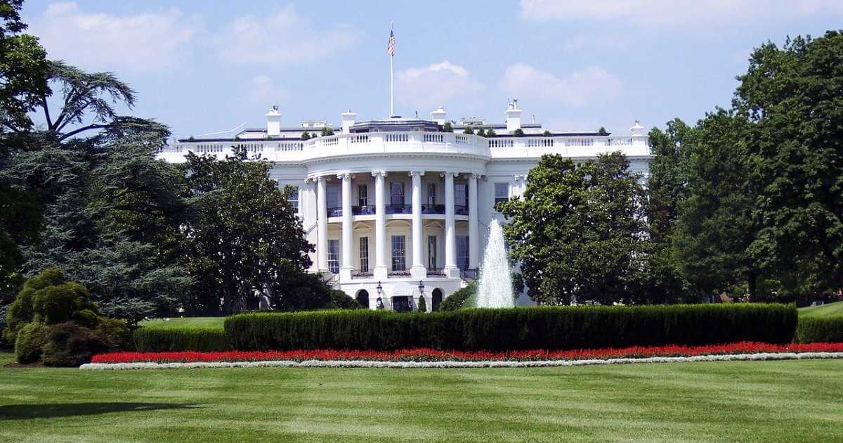 View of The White House and front yard with fountain
